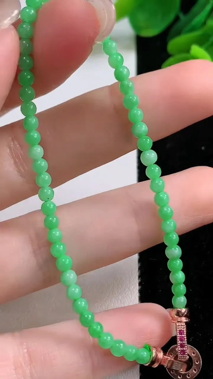 天然A货翡翠小米珠手串，尺寸3-54颗，重量:4.00g9月1日
工厂直销收藏佳品,种好水足，色泽均