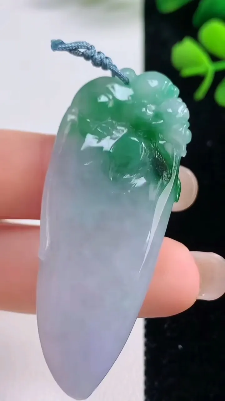 天然A货翡翠福瓜吊坠，尺寸53.8-21.2-6，重量:15.68g
9月1日