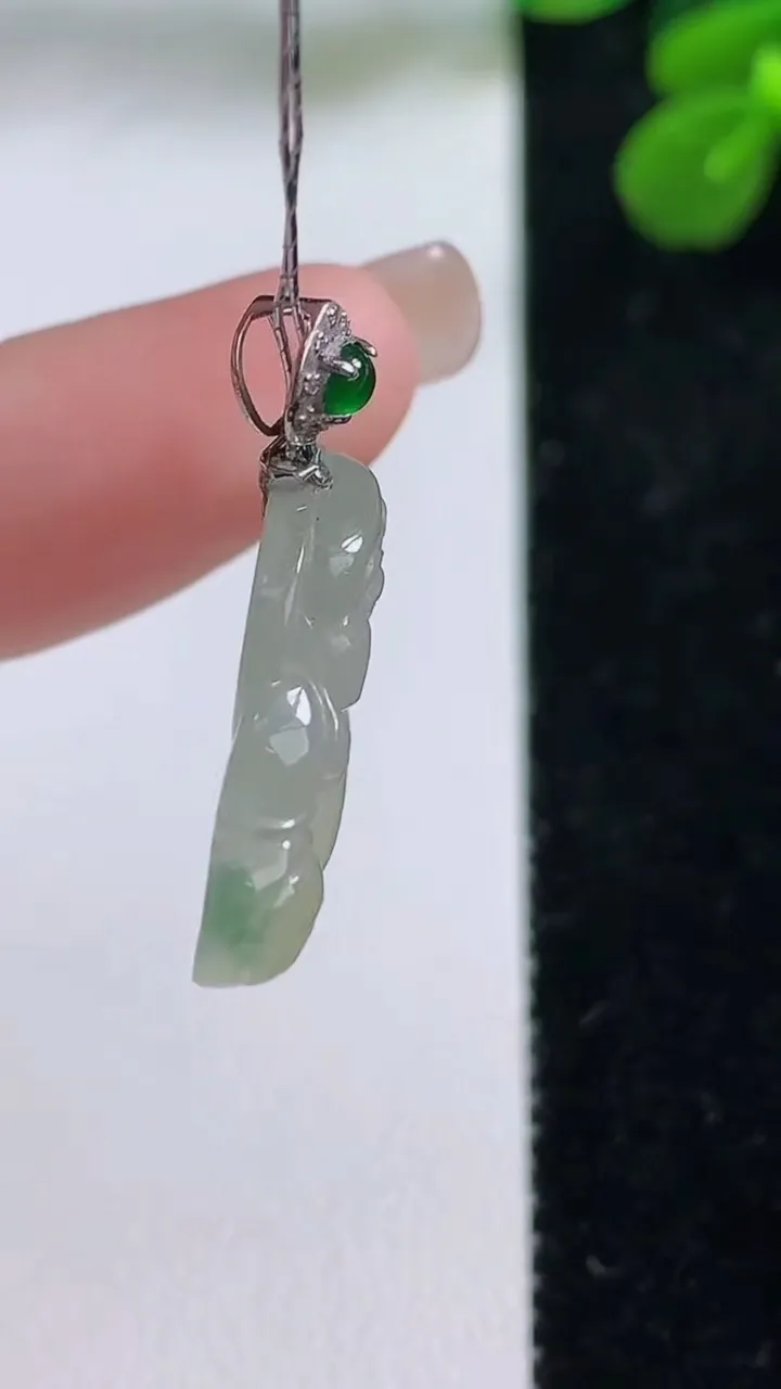 天然A货翡翠种飘花佛公吊坠，尺寸17.4-25-4.5，重量:7.07g
9月1日