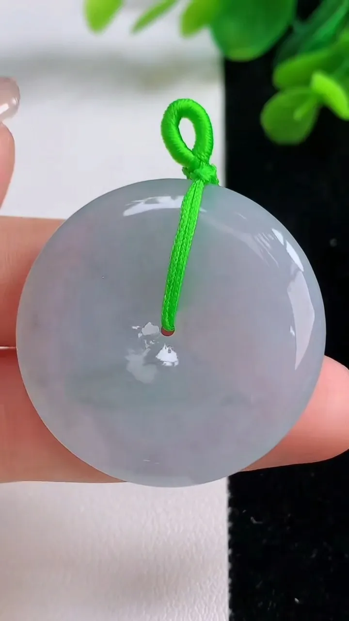 天然A货翡翠冰种飘花平安扣吊坠，尺寸35-5.7，重量:15.54g
9月1日