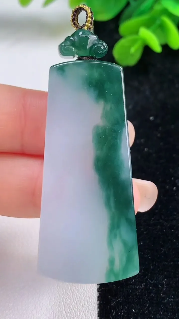 天然A货翡翠冰种飘花仿古无事牌吊坠，尺寸48.8-22-5.5，重量:18.26g
9月1日