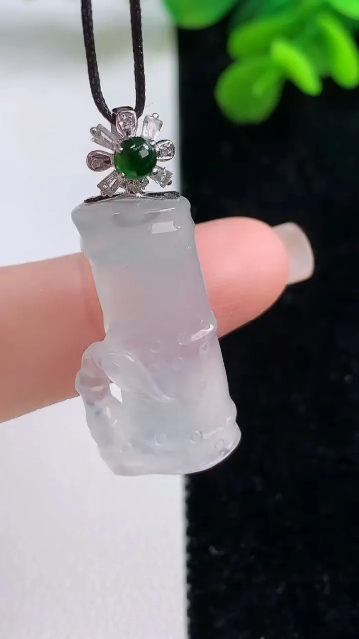 天然A货翡翠种飘花节节高升 竹节吊坠，尺寸28-13.7-5.8，重量:5.48g
9月1日