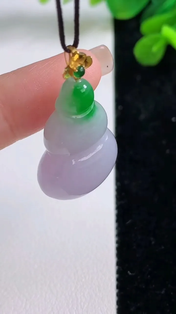 天然A货翡翠葫芦吊坠，尺寸29.7-19.7-10.5，重量:9.38g
9月1日