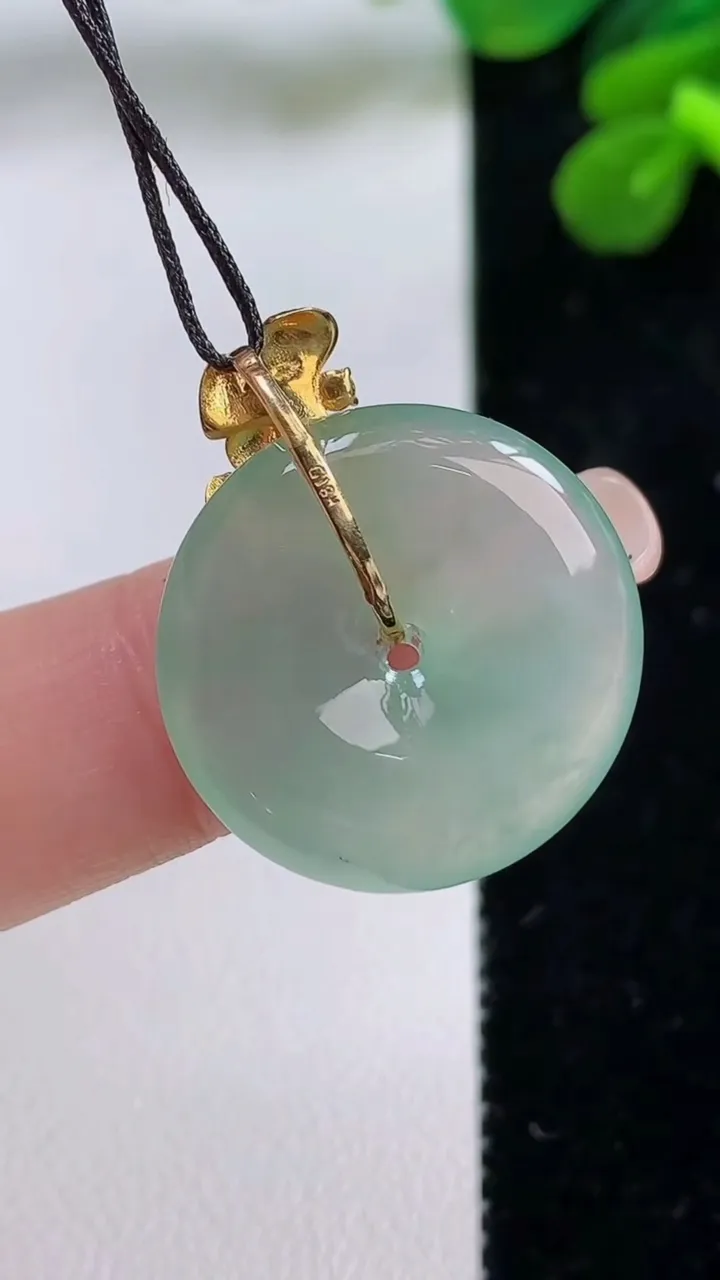 天然A货翡翠平安扣吊坠，尺寸21.8-4.4，重量:4.80g
9月1日