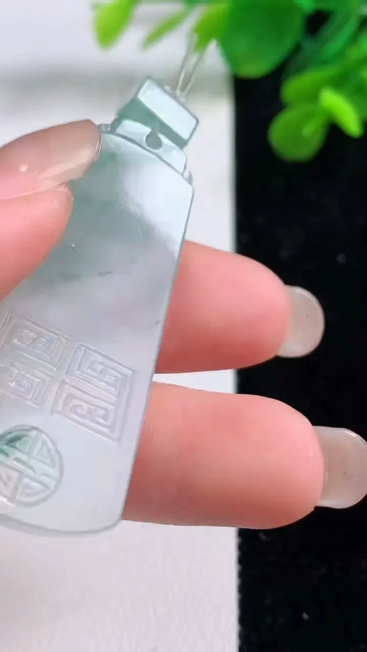 天然A货翡翠冰种飘花仿古无事牌吊坠，尺寸45.4-19-4，重量:11.18g
9月1日