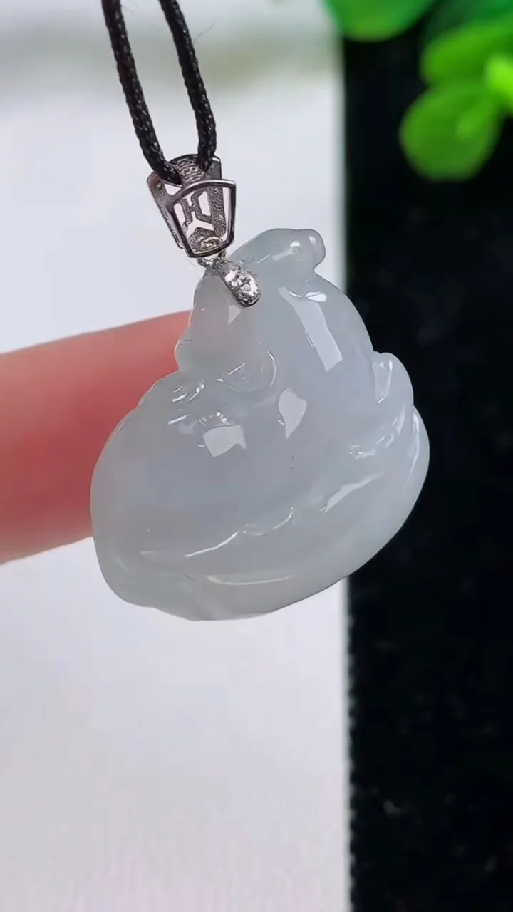 天然A货翡翠种白冰生肖马吊坠，尺寸22-21.6-6.8，重量:6.26g
9月1日
