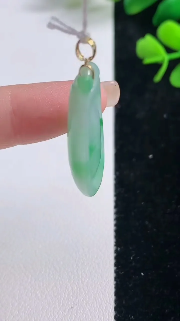 天然A货翡翠福瓜吊坠，尺寸32.4-13-5.7，重量:5.11g
9月2日