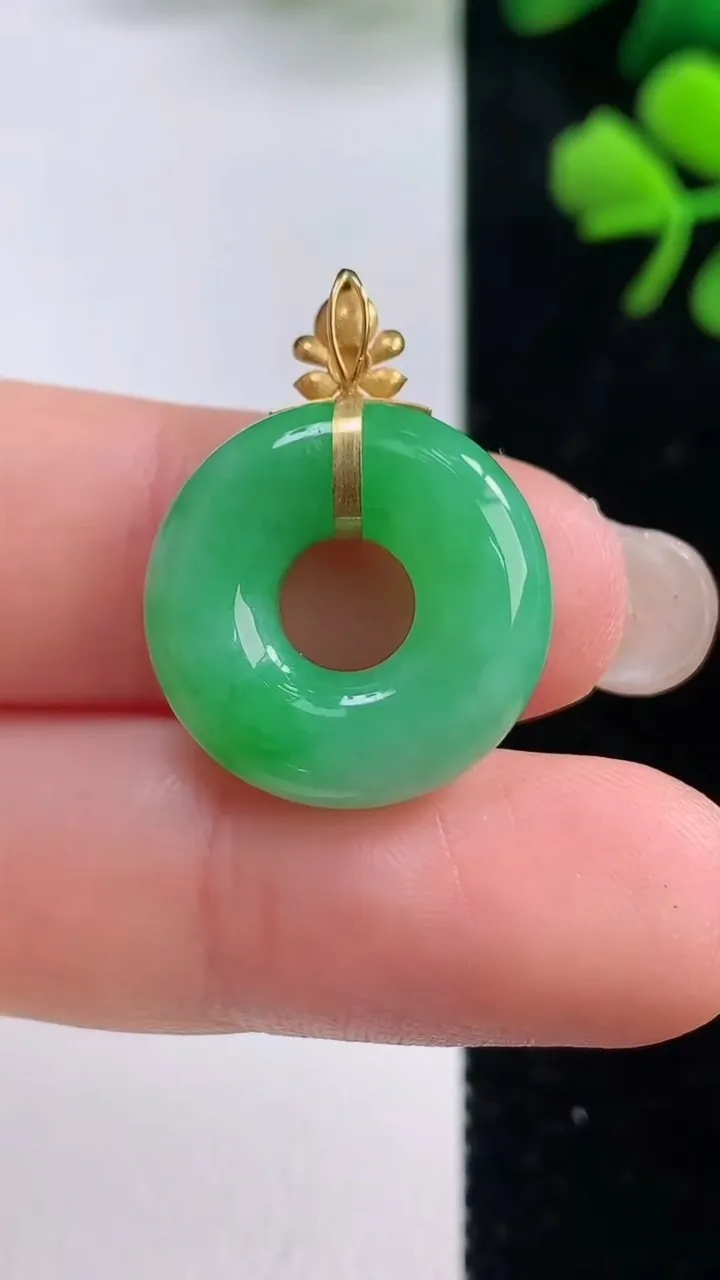 天然A货翡翠平安环吊坠，尺寸17.2-5，重量:3.69g
9月2日