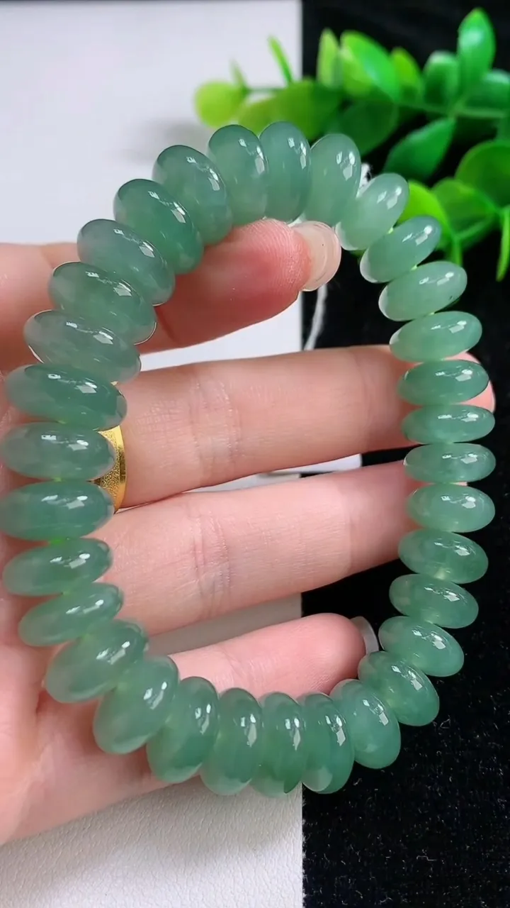 天然A货翡翠算盘珠手串，尺寸11.3-6-32颗，重量:54.43g9月2日
工厂直销收藏佳品,种好水足，色泽均匀，有种有色，上手高大气！