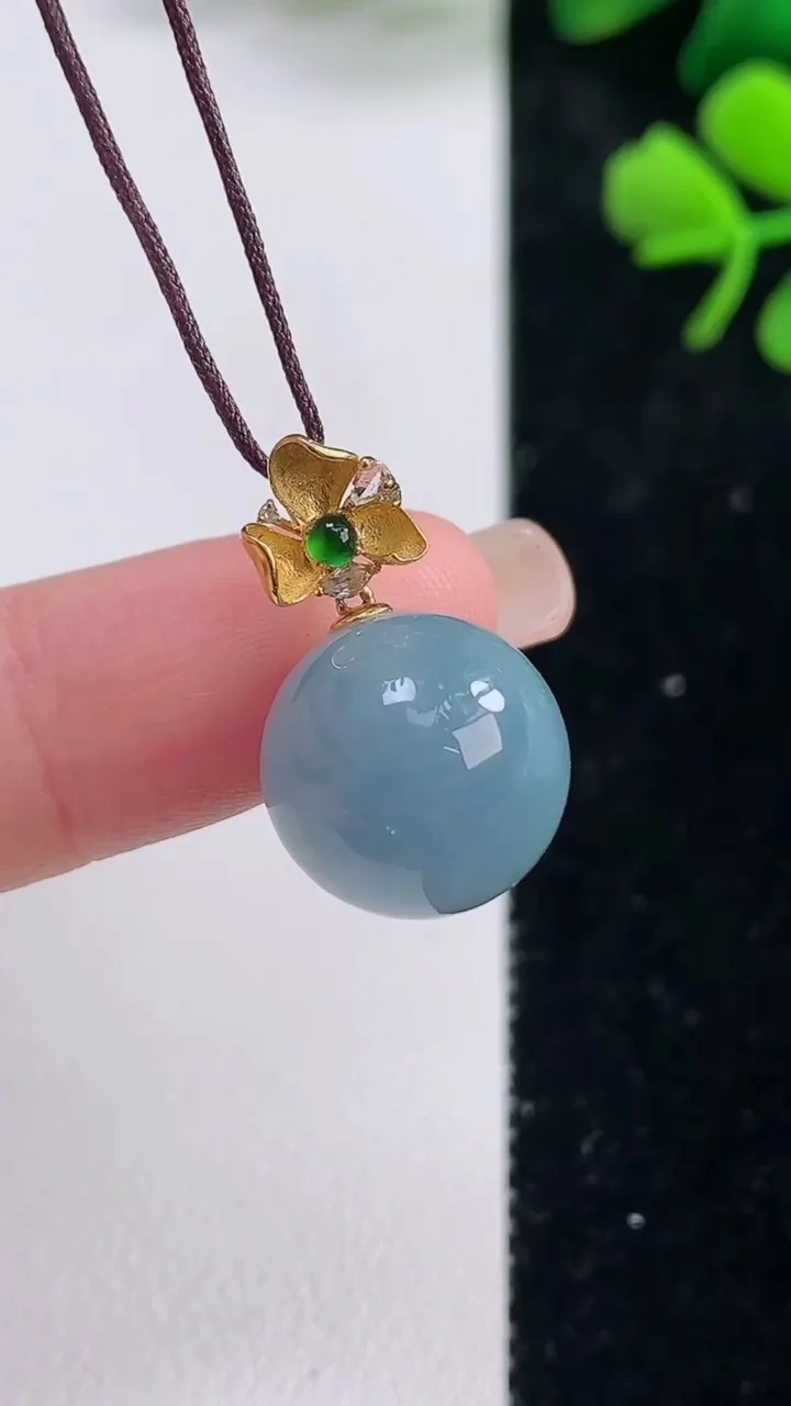 天然A货翡翠18k金紫罗兰圆珠吊坠，尺寸12.8，重量:4.33g9月2日
工厂直销收藏佳品,种好水