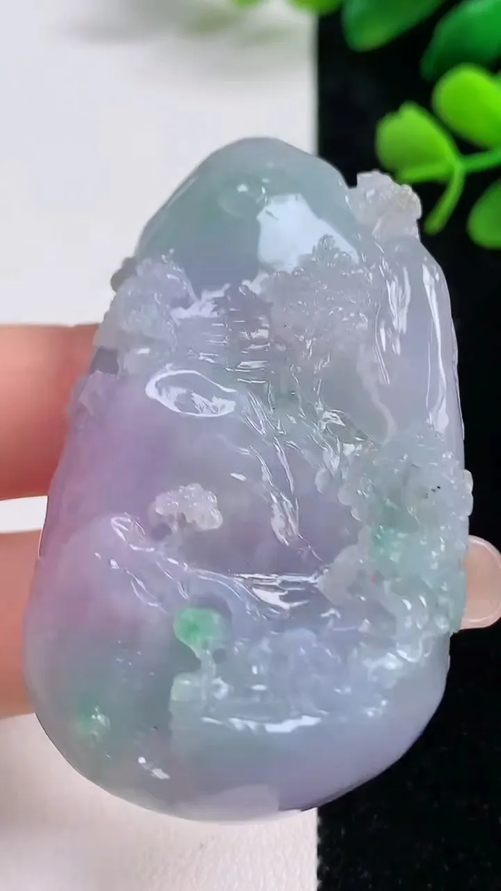 天然A货翡翠春带彩紫罗兰山水牌吊坠，尺寸57.4-34.4-11.7，重量:48.66g
9月2日