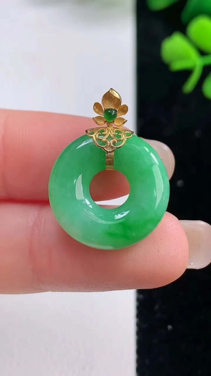 天然A货翡翠平安环吊坠，尺寸17.2-5，重量:3.69g
9月2日
