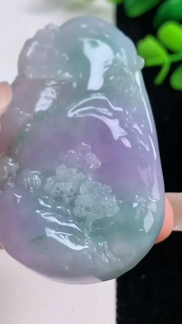 天然A货翡翠春带彩紫罗兰山水牌吊坠，尺寸57.4-34.4-11.7，重量:48.66g
9月2日