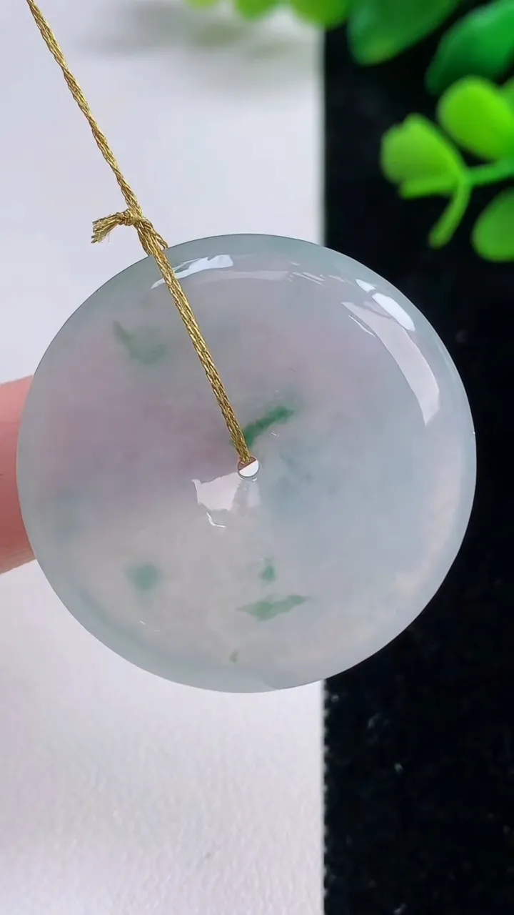 天然A货翡翠冰种飘花平安扣吊坠，尺寸33-5.6，重量:13.98g
9月2日