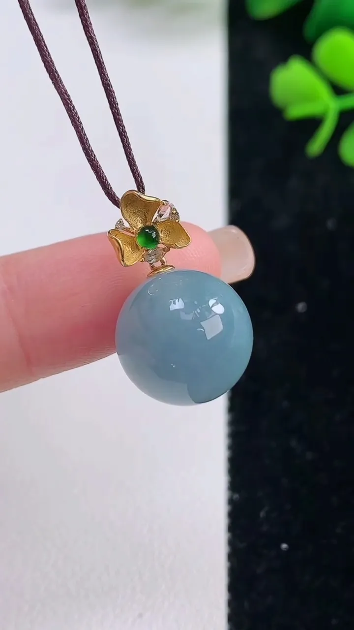 天然A货翡翠18k金紫罗兰圆珠吊坠，尺寸12.8，重量:4.33g9月2日
工厂直销收藏佳品,种好水足，色泽均匀，有种有色，上手高大气！