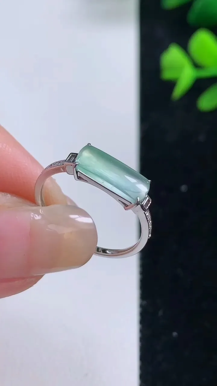 天然A货翡翠马鞍戒指，尺寸17.4-5-11，重量:1.63g2025年9月2日
工厂直销收藏佳品,
