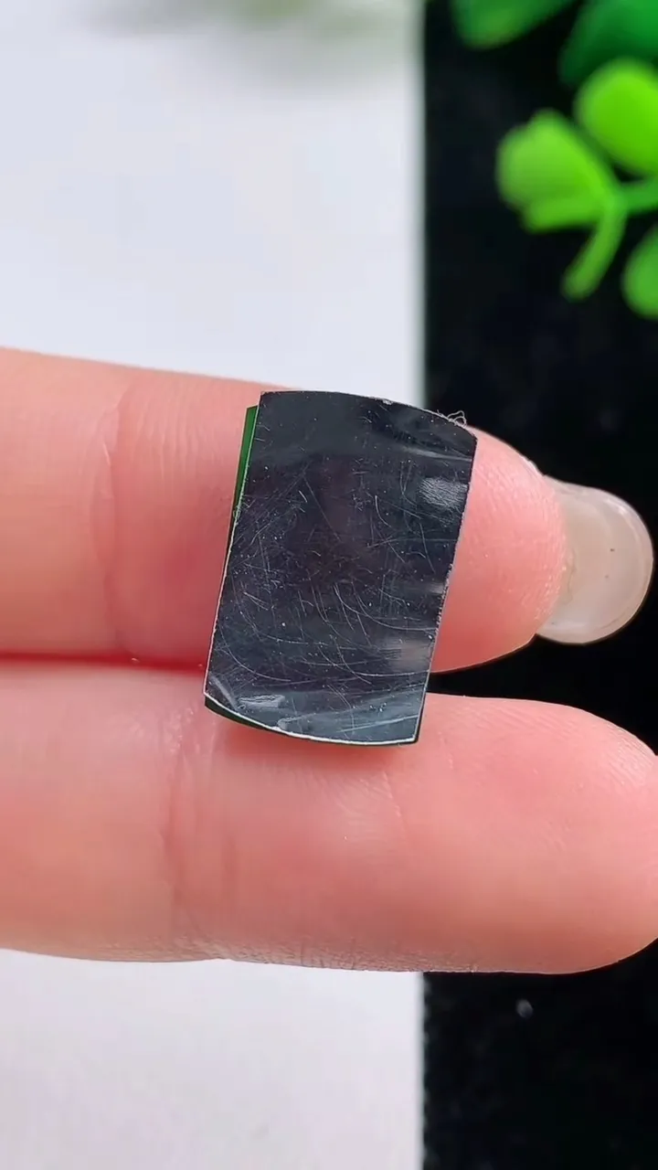 天然A货翡翠马鞍戒面，尺寸16-10.3-2.3，重量:1.58g
9月2日