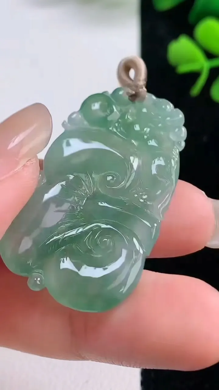 天然A货翡翠如意吊坠，尺寸37.2-23-4.2，重量:8.39g
9月2日