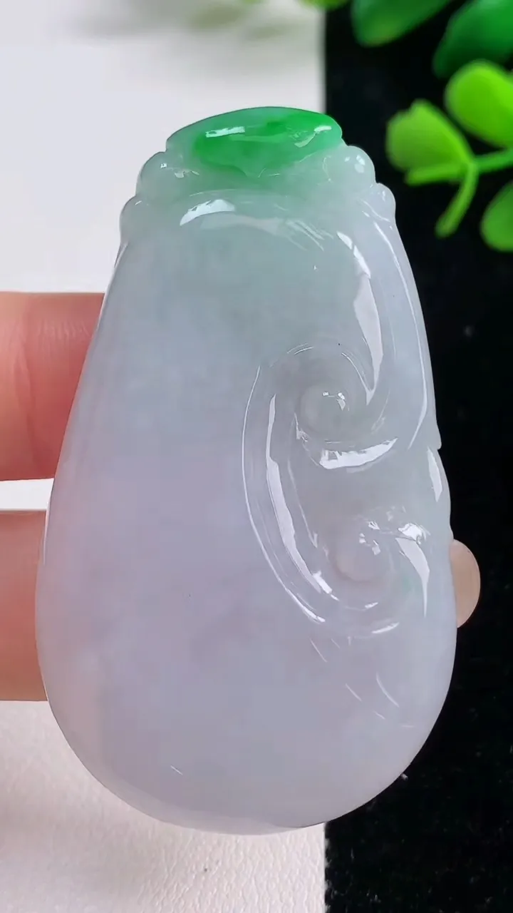 天然A货翡翠如意吊坠，尺寸56.3-31.6-5，重量:22.49g
9月2日