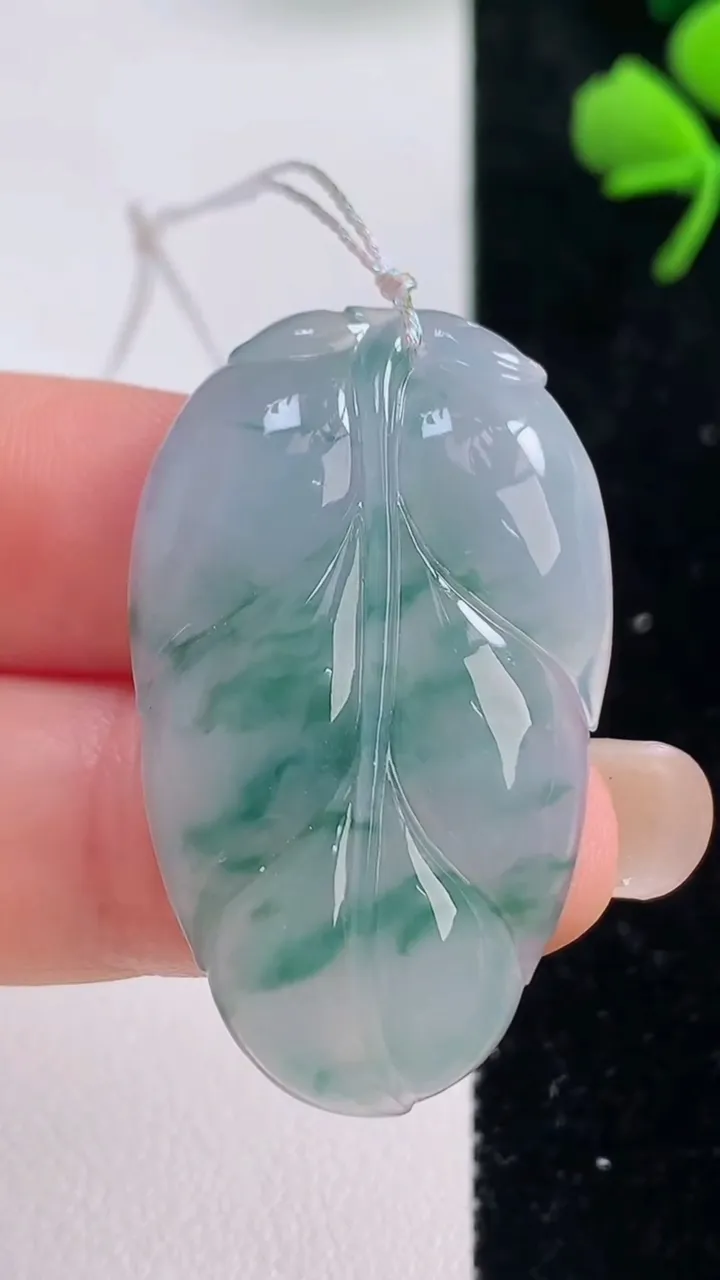 天然A货翡翠冰种飘花金枝玉叶 叶子吊坠，尺寸37.6-22.3-5.4，重量:8.83g
9月2日