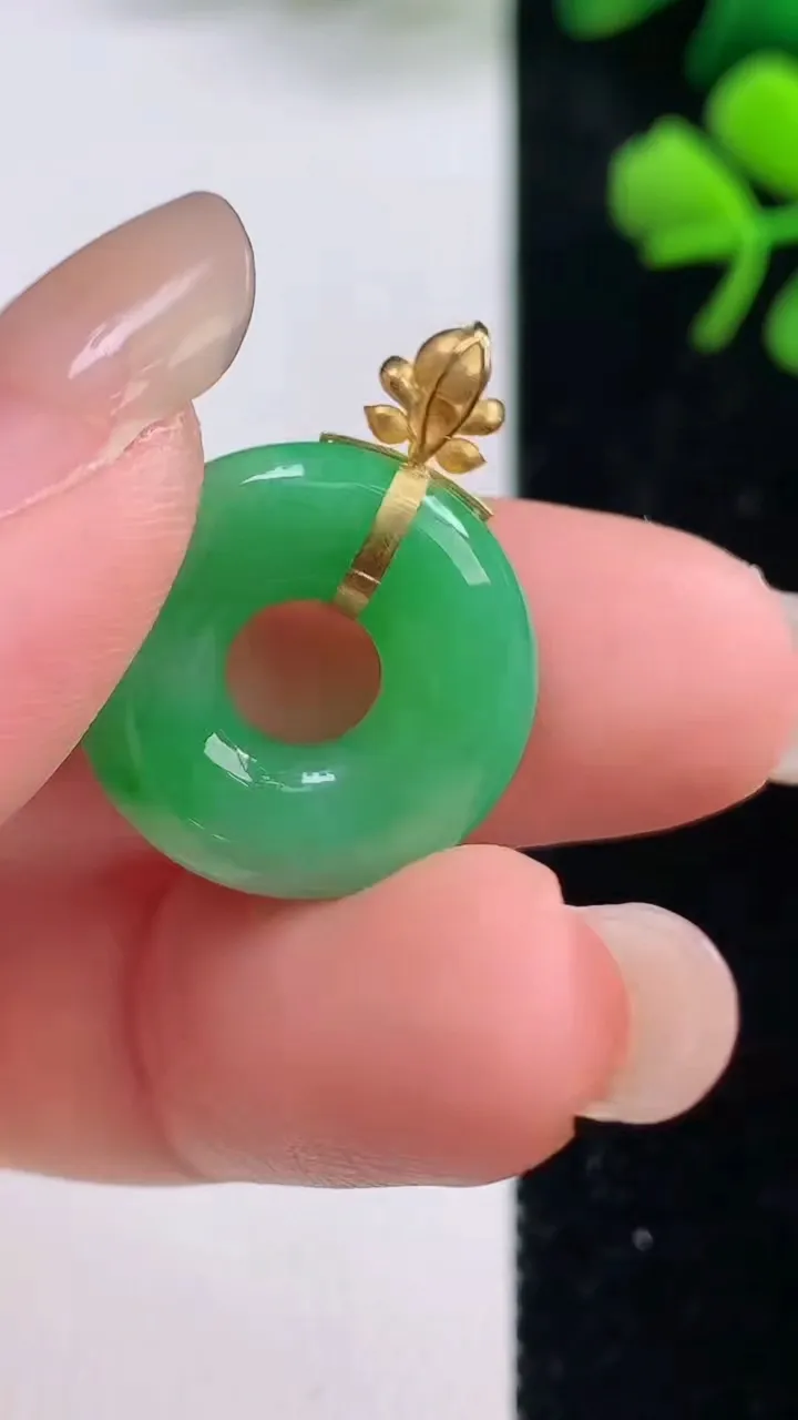 天然A货翡翠平安环吊坠，尺寸17.2-5，重量:3.69g
9月2日