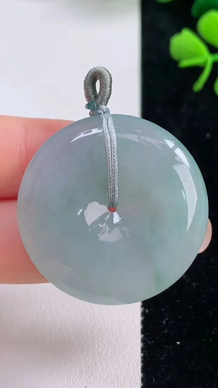 天然A货翡翠冰种飘花平安扣吊坠，尺寸32.6-5.6，重量:13.92g
9月2日