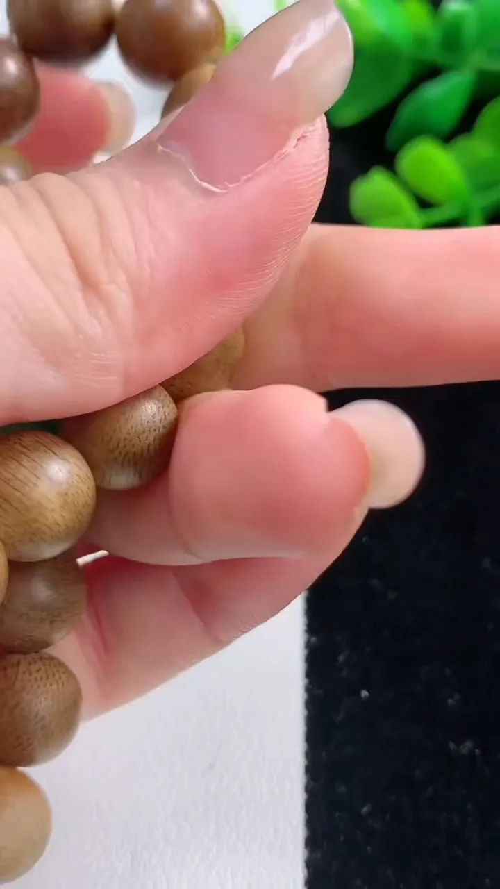 天然A货翡翠圆珠手串，尺寸13.3颗，重量:10.23g9月2日
工厂直销收藏佳品,种好水足，色泽均匀，有种有色，上手高大气！