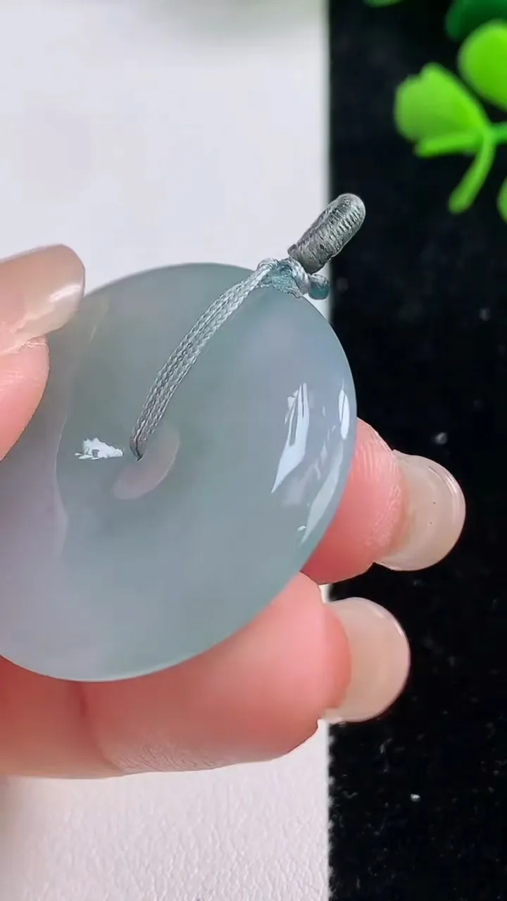 天然A货翡翠冰种飘花平安扣吊坠，尺寸32.6-5.6，重量:13.92g
9月2日