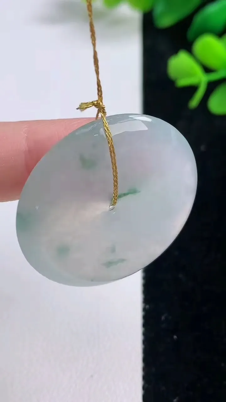 天然A货翡翠冰种飘花平安扣吊坠，尺寸33-5.6，重量:13.98g
9月2日