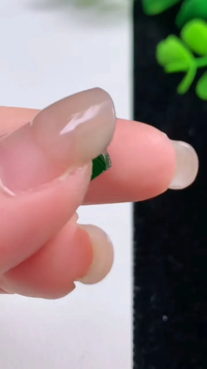 天然A货翡翠马鞍戒面，尺寸16-10.3-2.3，重量:1.58g
9月2日