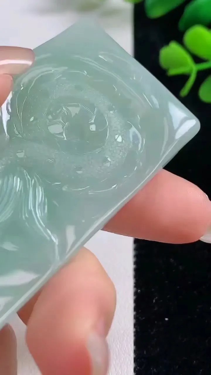 天然A货翡翠祥龙大势至观音菩萨吊坠，尺寸63-34.5-8.3，重量:42.16g
9月2日