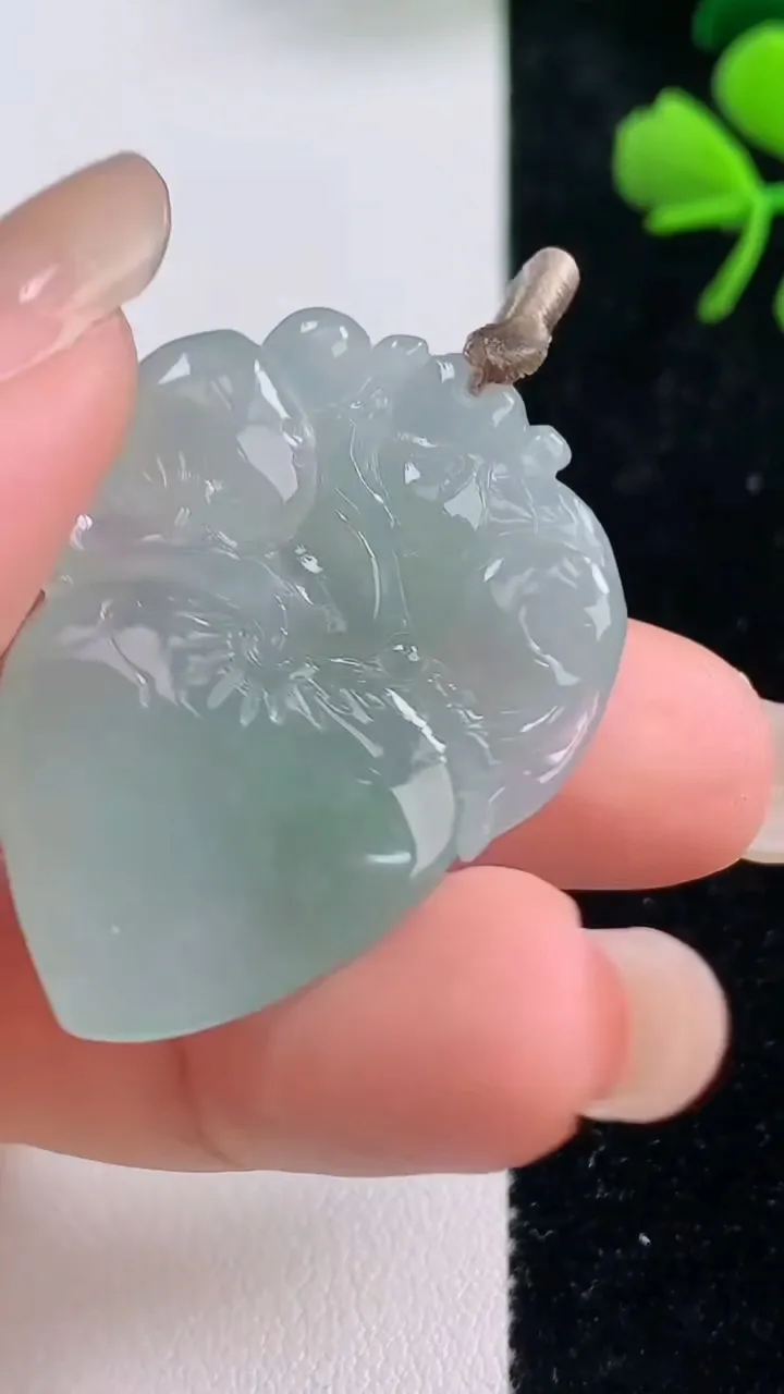 天然A货翡翠寿桃吊坠，尺寸35.6-27.3-5.4，重量:9.56g
9月2日