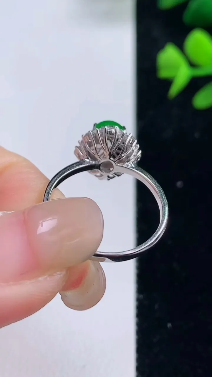 天然A货翡翠蛋面戒指，尺寸19-8-6.2，重量:2.52g2025年9月2日
工厂直销收藏佳品,种好水足，色泽均匀，有种有色，上手高大气！