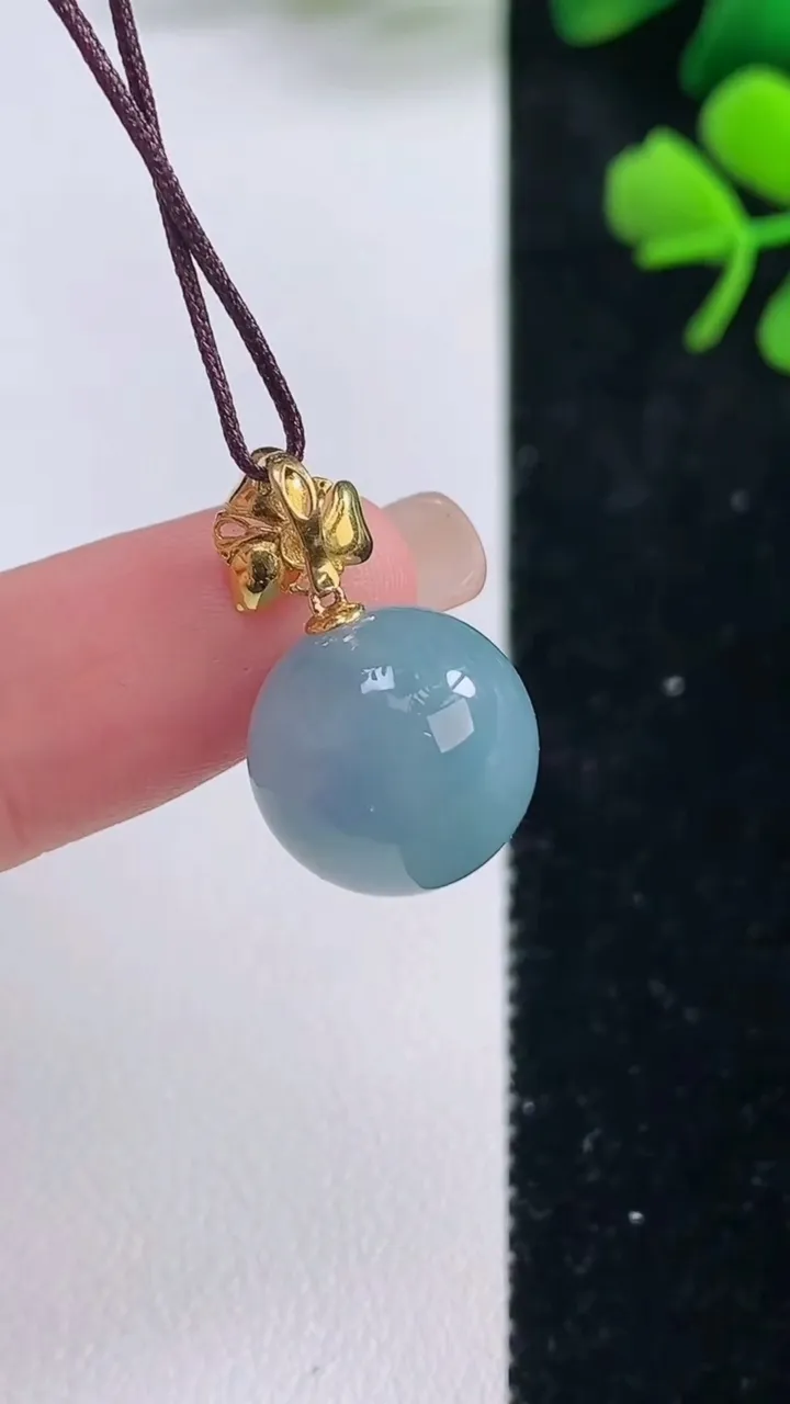 天然A货翡翠18k金紫罗兰圆珠吊坠，尺寸12.8，重量:4.33g9月2日
工厂直销收藏佳品,种好水足，色泽均匀，有种有色，上手高大气！
