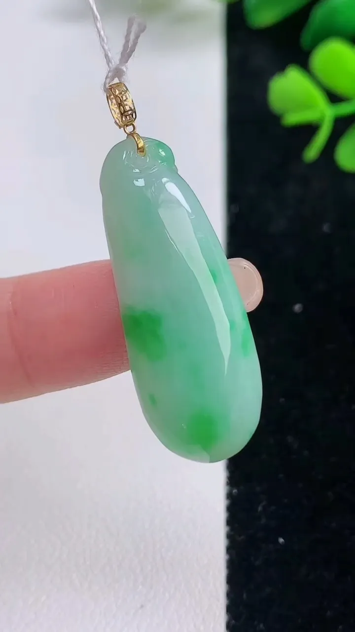天然A货翡翠福瓜吊坠，尺寸32.4-13-5.7，重量:5.11g
9月2日