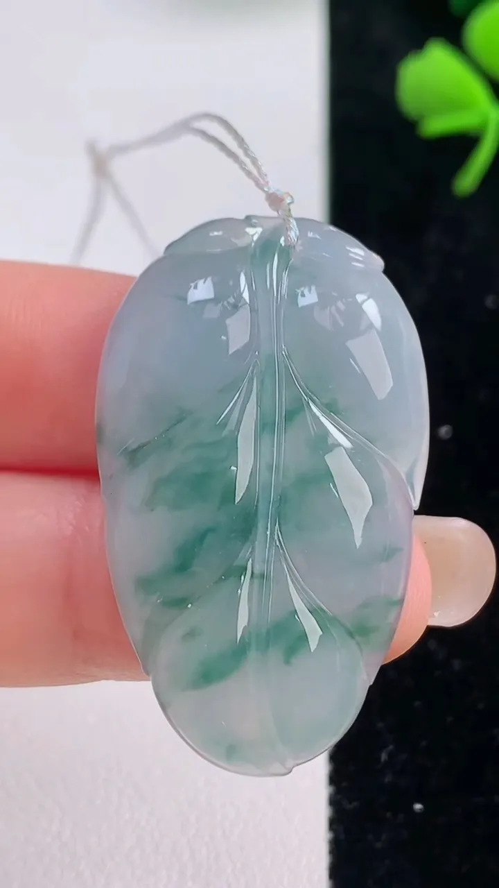 天然A货翡翠冰种飘花金枝玉叶 叶子吊坠，尺寸37.6-22.3-5.4，重量:8.83g
9月2日