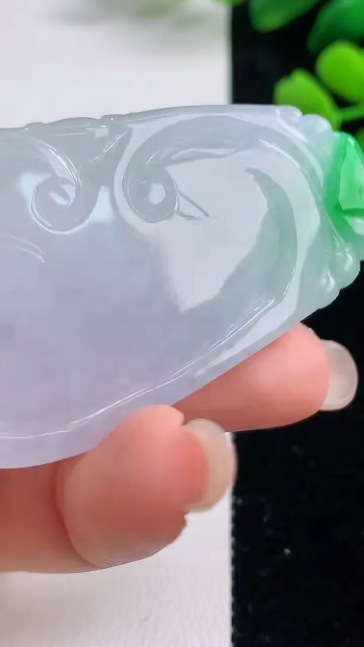 天然A货翡翠如意吊坠，尺寸56.3-31.6-5，重量:22.49g
9月2日