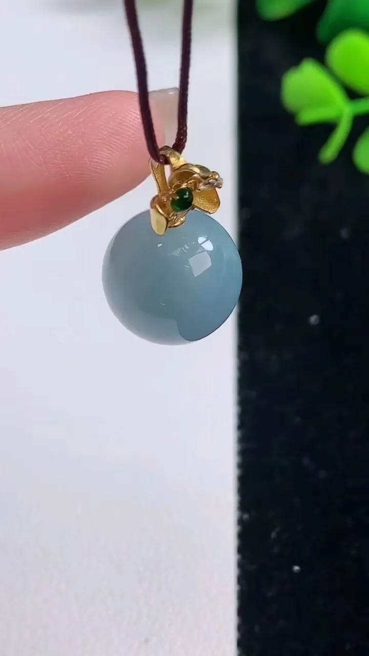天然A货翡翠18k金紫罗兰圆珠吊坠，尺寸12.8，重量:4.33g9月2日
工厂直销收藏佳品,种好水足，色泽均匀，有种有色，上手高大气！