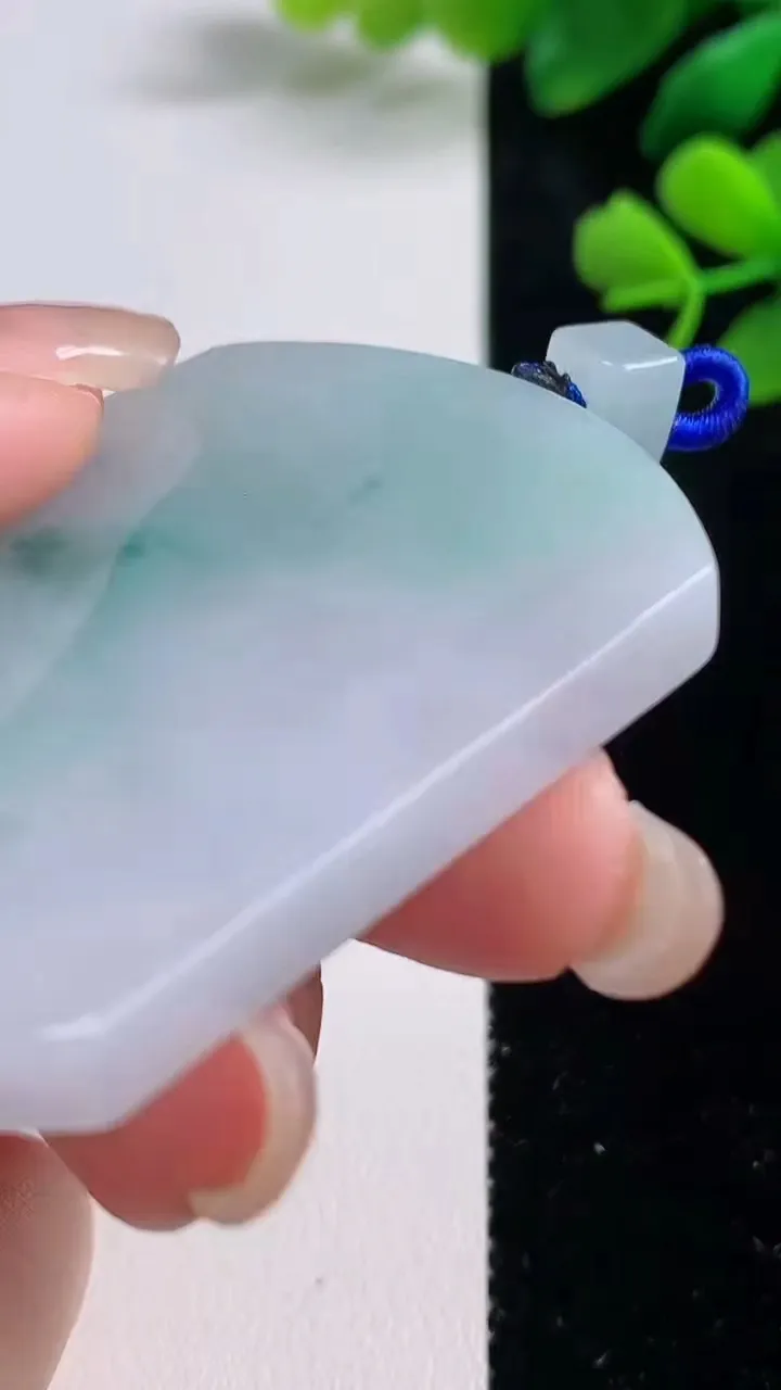 天然A货翡翠飘花无事牌吊坠，尺寸53.6-40.4-5.3，重量:36.39g
9月2日