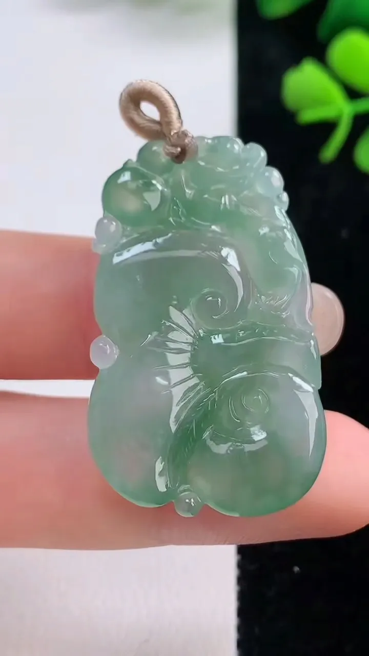 天然A货翡翠如意吊坠，尺寸37.2-23-4.2，重量:8.39g
9月2日