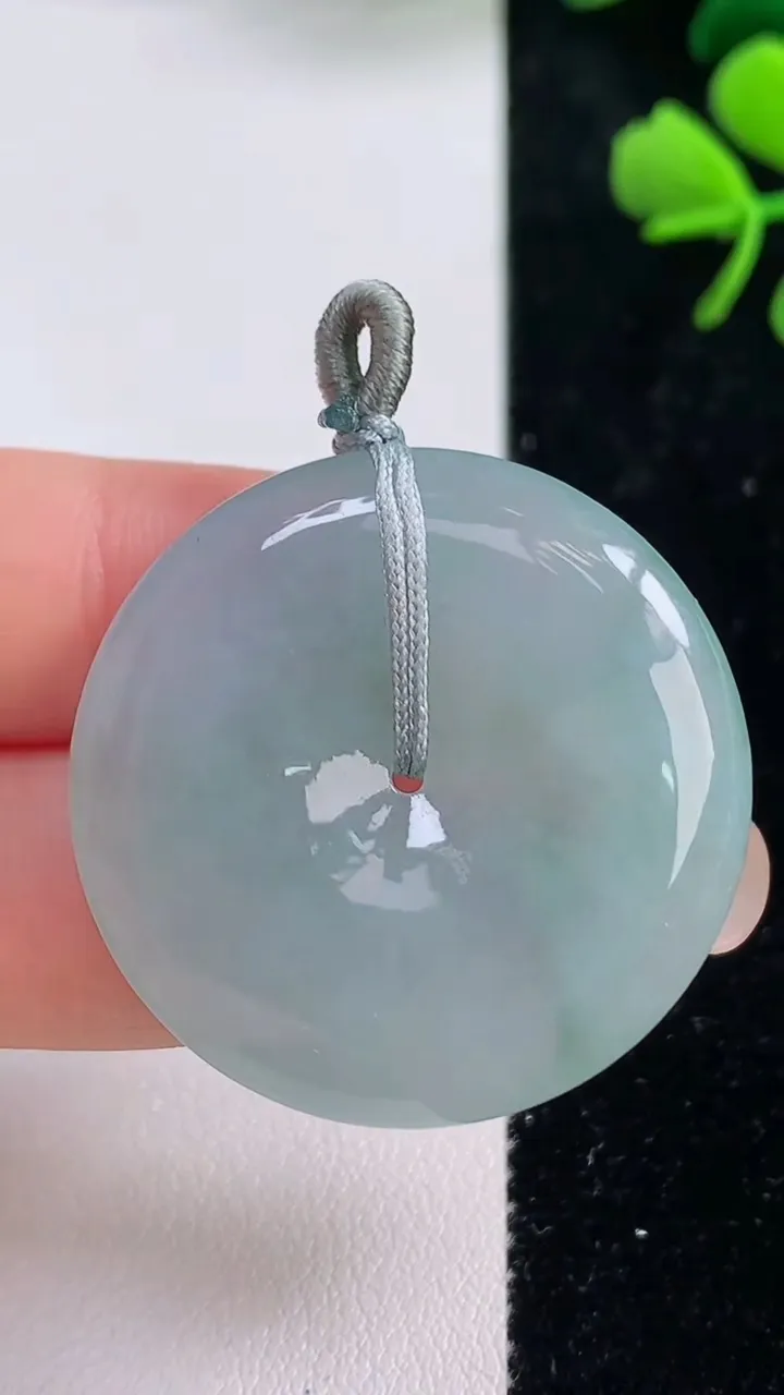 天然A货翡翠冰种飘花平安扣吊坠，尺寸32.6-5.6，重量:13.92g
9月2日
