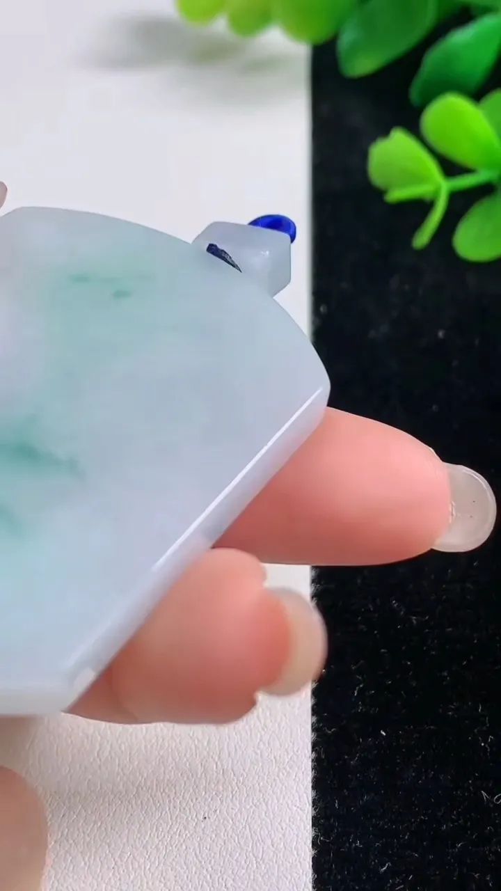 天然A货翡翠飘花无事牌吊坠，尺寸53.2-40-5.6，重量:37.52g
9月2日