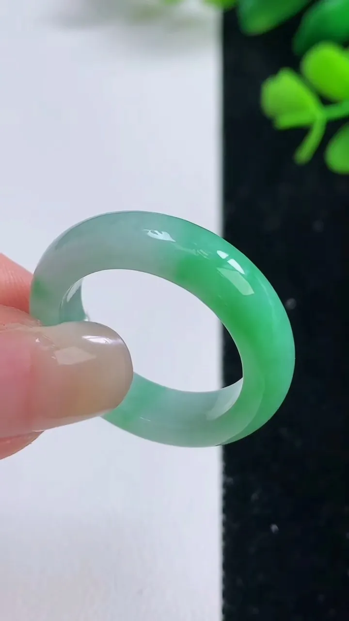 天然A货翡翠指环戒指，尺寸20.7-5.6-3.7，重量:5.75g2025年9月2日
工厂直销收藏佳品,种好水足，色泽均匀，有种有色，上手高大气！