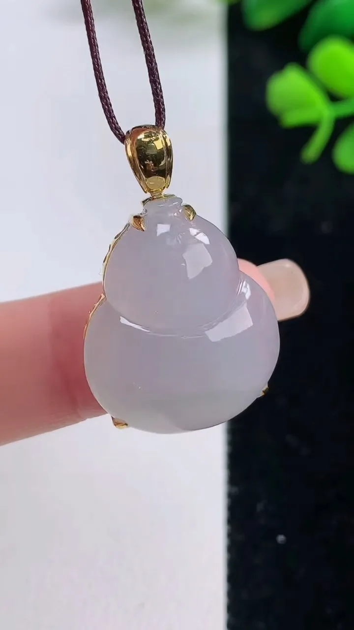 天然A货翡翠种白冰葫芦吊坠，尺寸22.4-18.6-8.3，重量:4.85g
9月2日