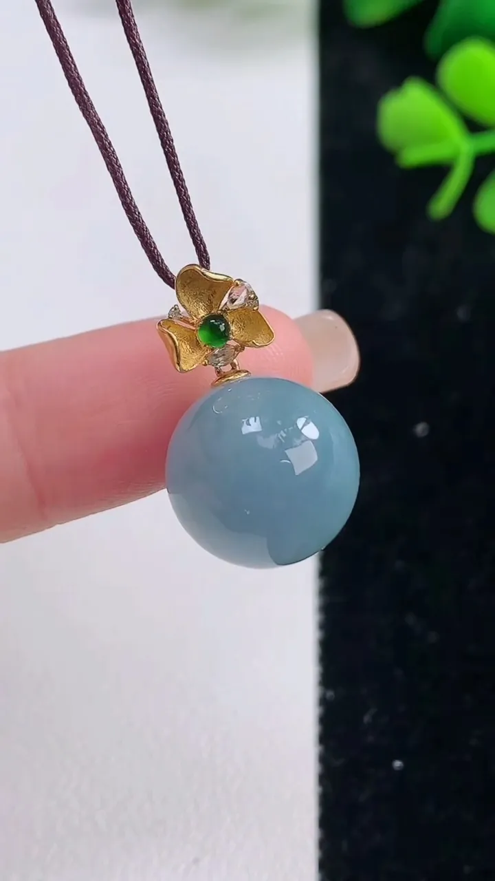 天然A货翡翠18k金紫罗兰圆珠吊坠，尺寸12.8，重量:4.33g9月2日
工厂直销收藏佳品,种好水足，色泽均匀，有种有色，上手高大气！