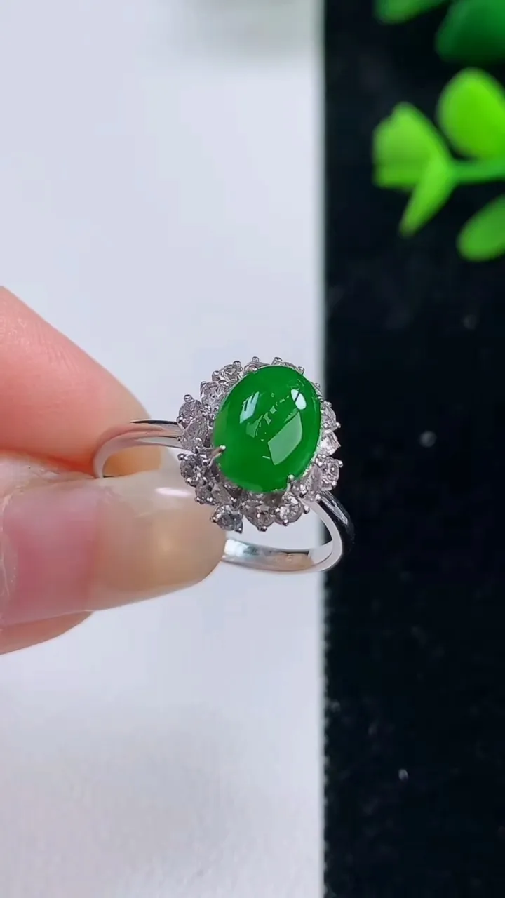 天然A货翡翠蛋面戒指，尺寸19-8-6.2，重量:2.52g2025年9月2日
工厂直销收藏佳品,种
