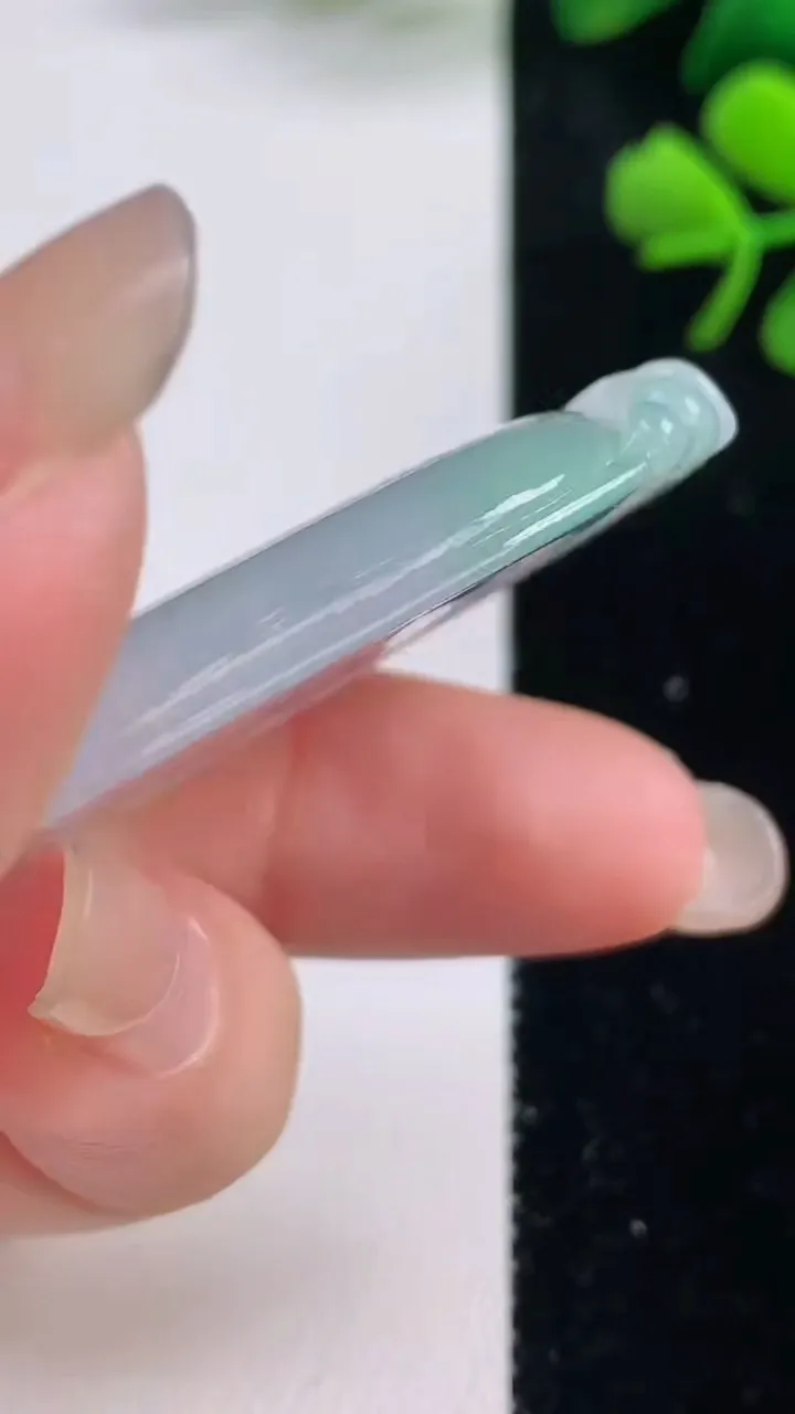 天然A货翡翠如意吊坠，尺寸52.4-32.5-5.4，重量:22.21g
9月2日