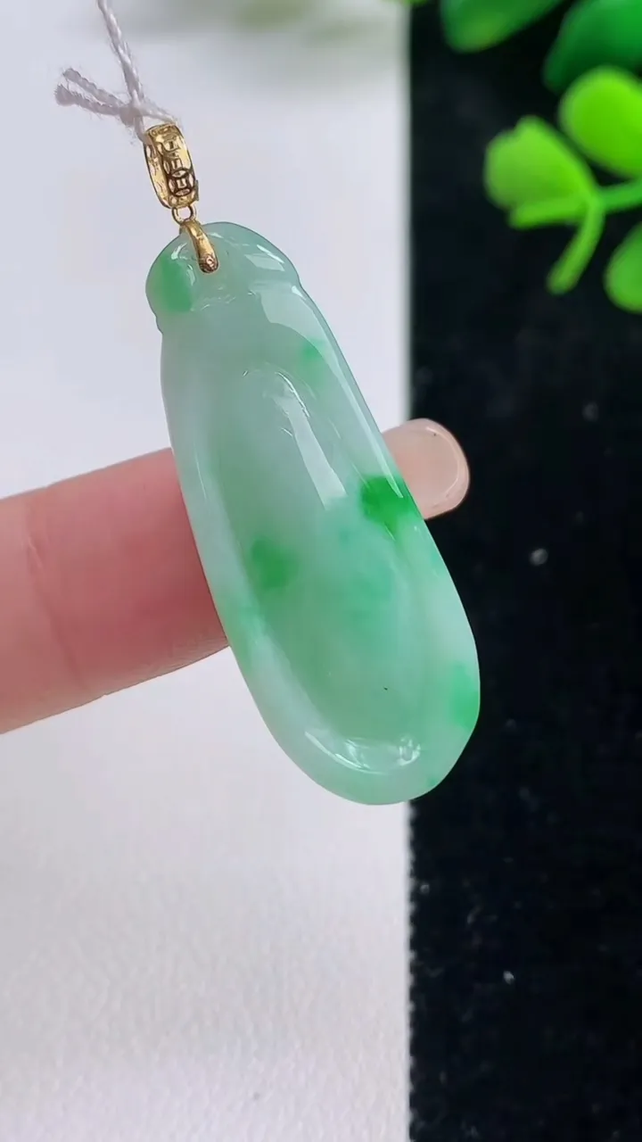 天然A货翡翠福瓜吊坠，尺寸32.4-13-5.7，重量:5.11g
9月2日
