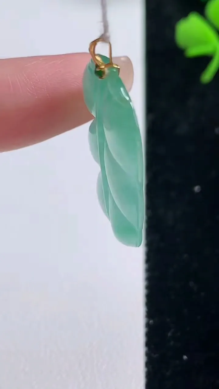 天然A货翡翠金枝玉叶 叶子吊坠，尺寸28.5-18.6-3，重量:3.59g
9月2日