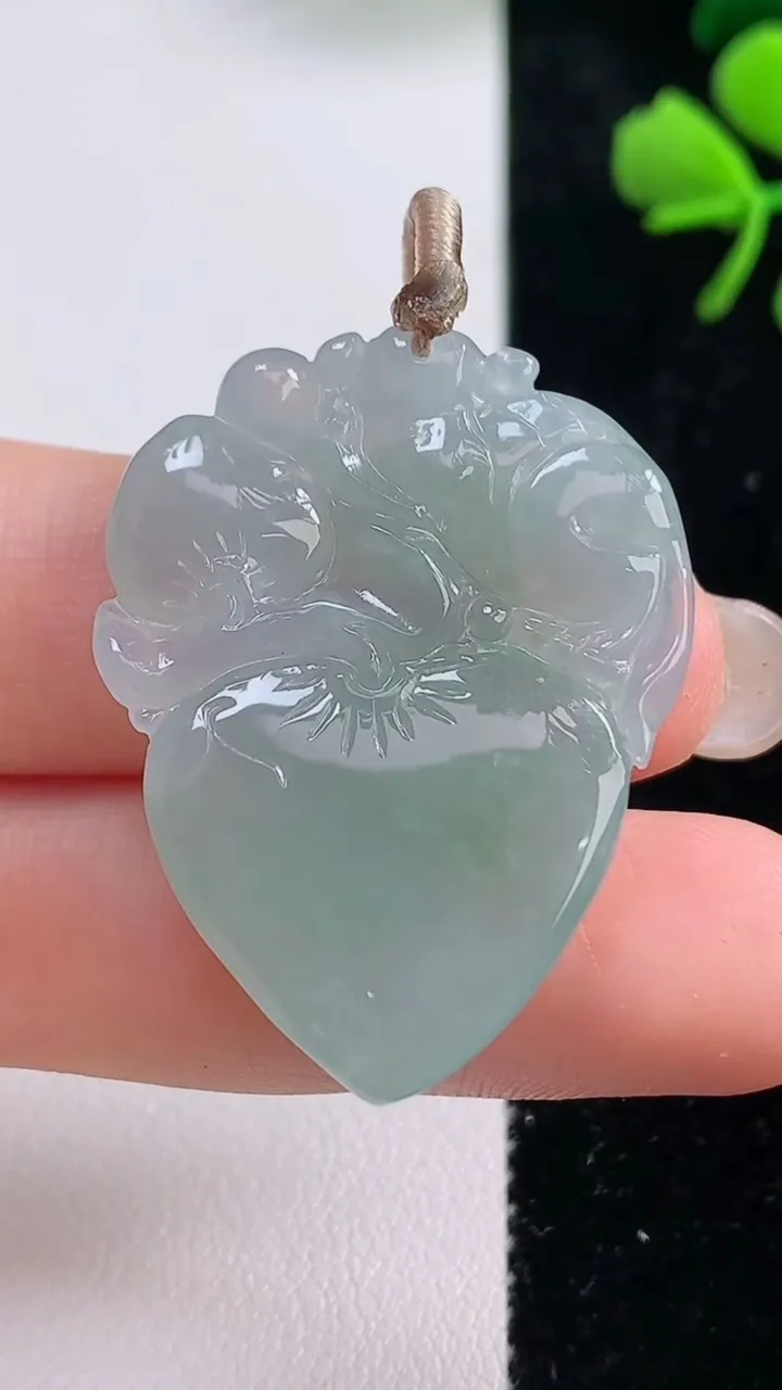 天然A货翡翠寿桃吊坠，尺寸35.6-27.3-5.4，重量:9.56g
9月2日